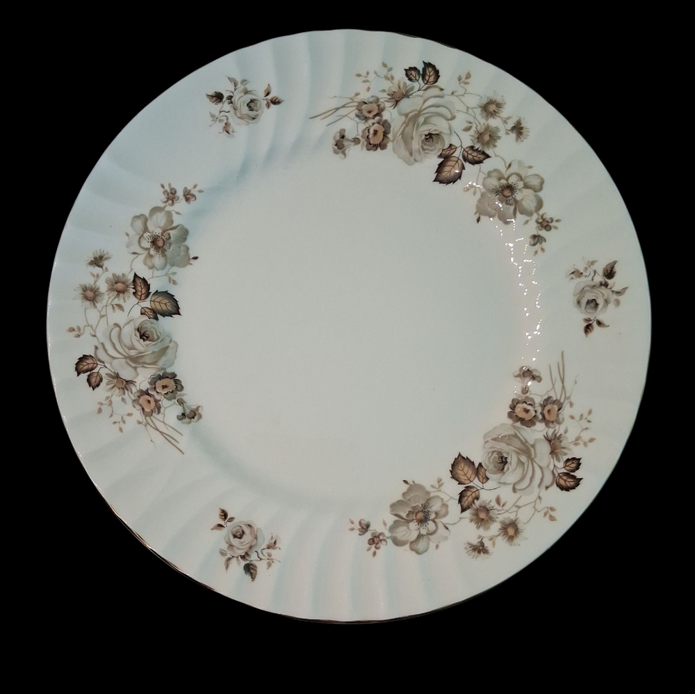 Queen Anne Floral Dinner Plate 'Terra Nova'